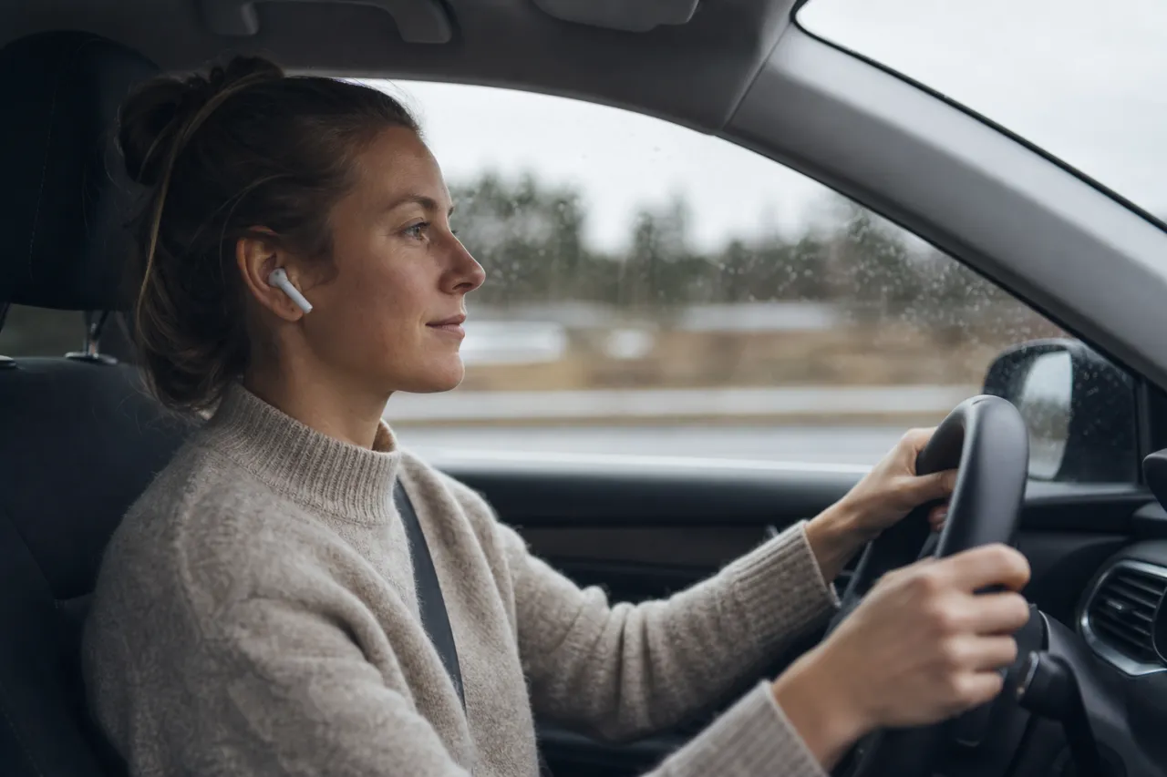 Lyssna på ljudbok i bilen 2026 – tips för bättre bilresor
